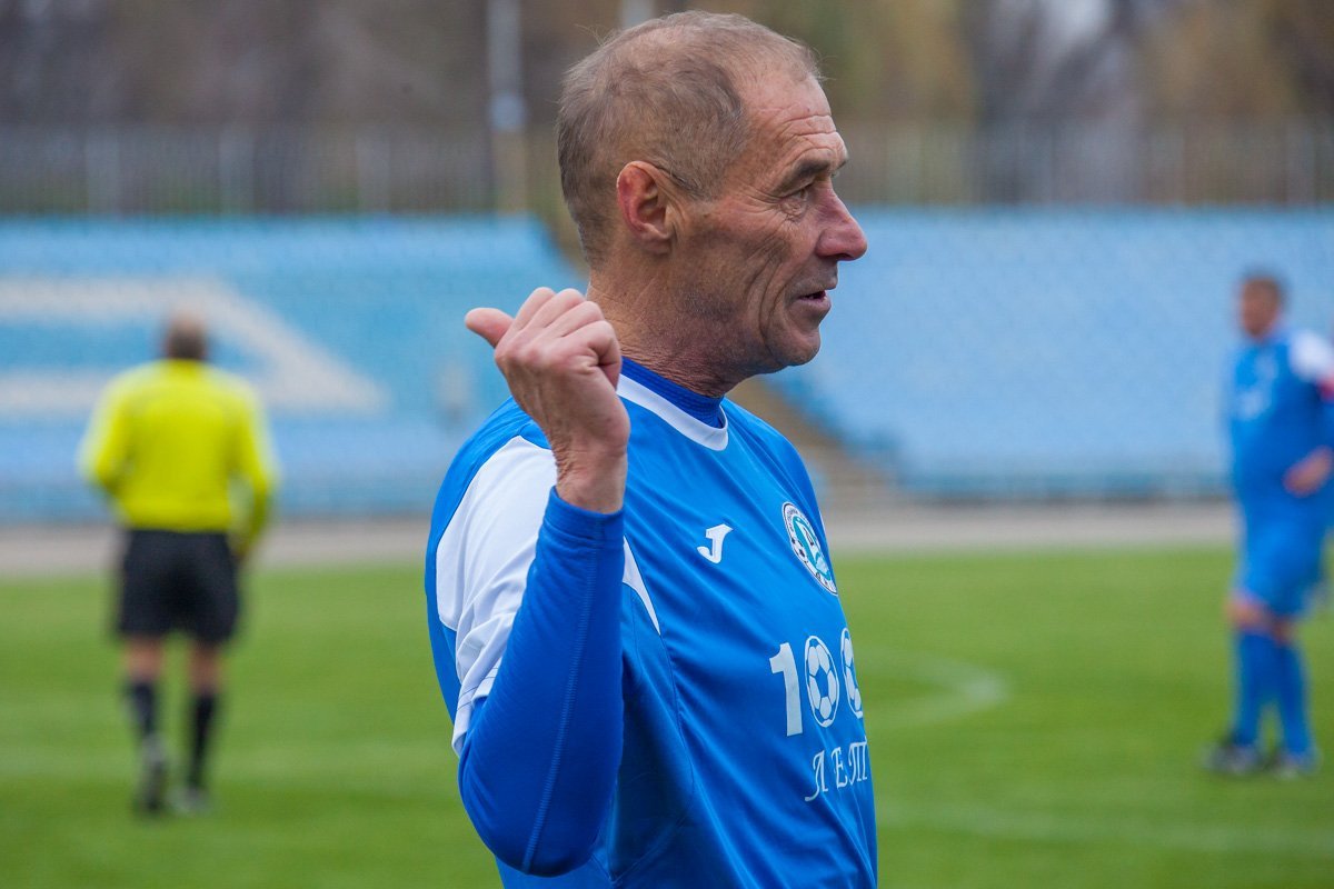 На поле были игроки 80-х и 90-х годов