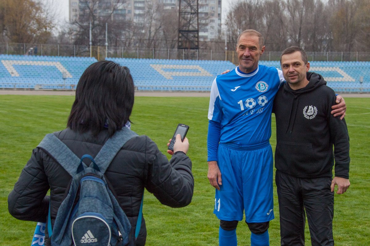 Очень любят фоткаться с игроками