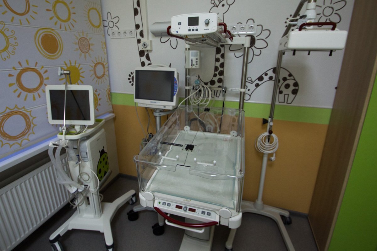 Оборудование для новорожденных в одной из палат Оборудование для новорожденных в одной из палат