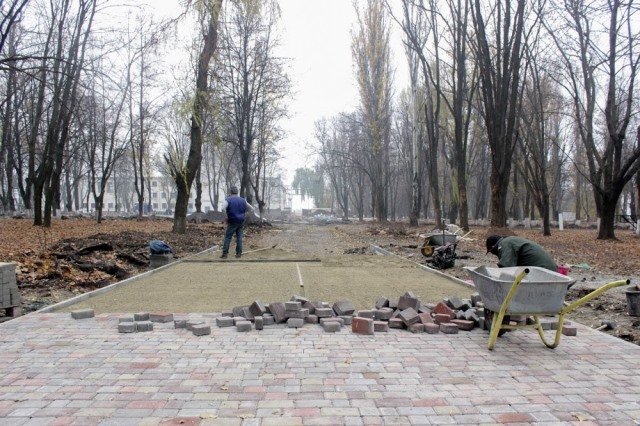 Кладут тротуарную плитку Кладут тротуарную плитку