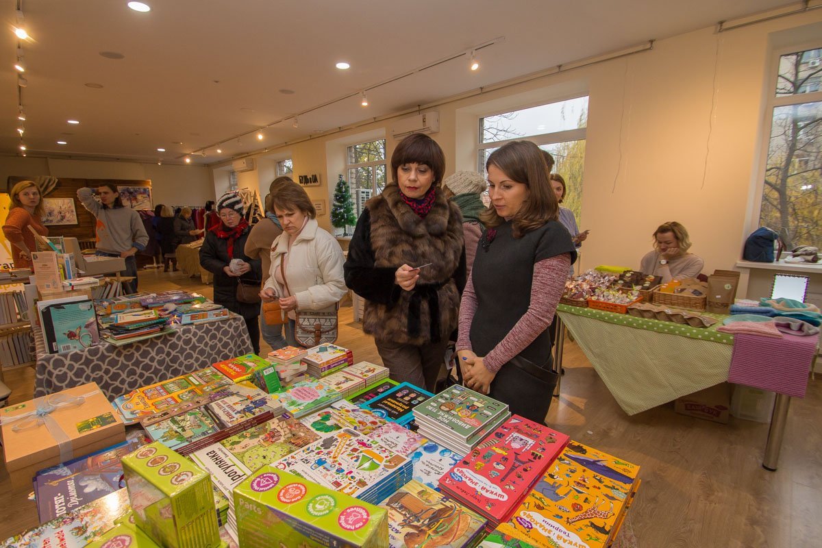 Посетители выбирают книги, которые сложно найти в других магазинах Днепра Посетители выбирают книги, которые сложно найти в других магазинах Днепра