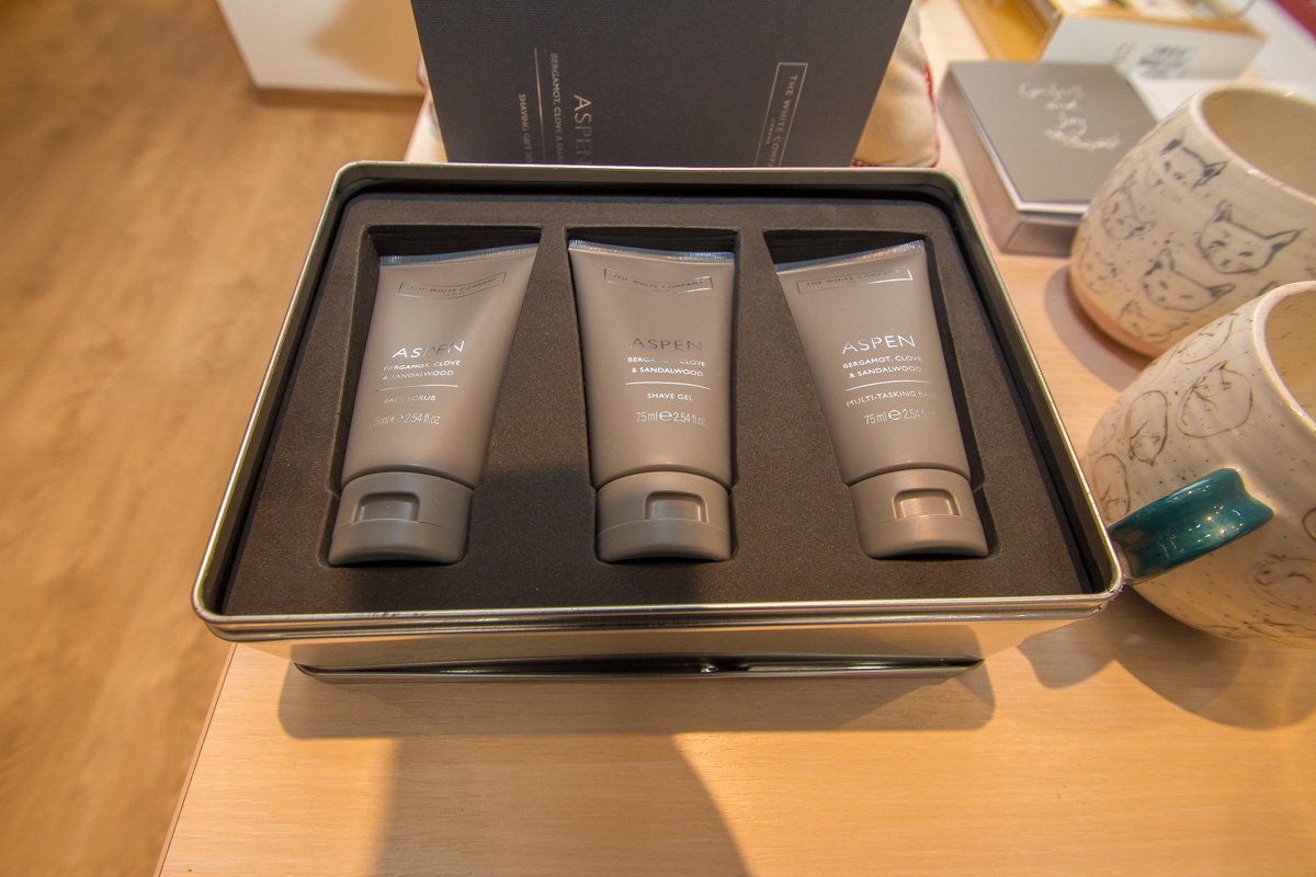 Помимо ручной работы, на выставке представлены продукты фирмы Mark&Spencer Помимо ручной работы, на выставке представлены продукты фирмы Mark&Spencer