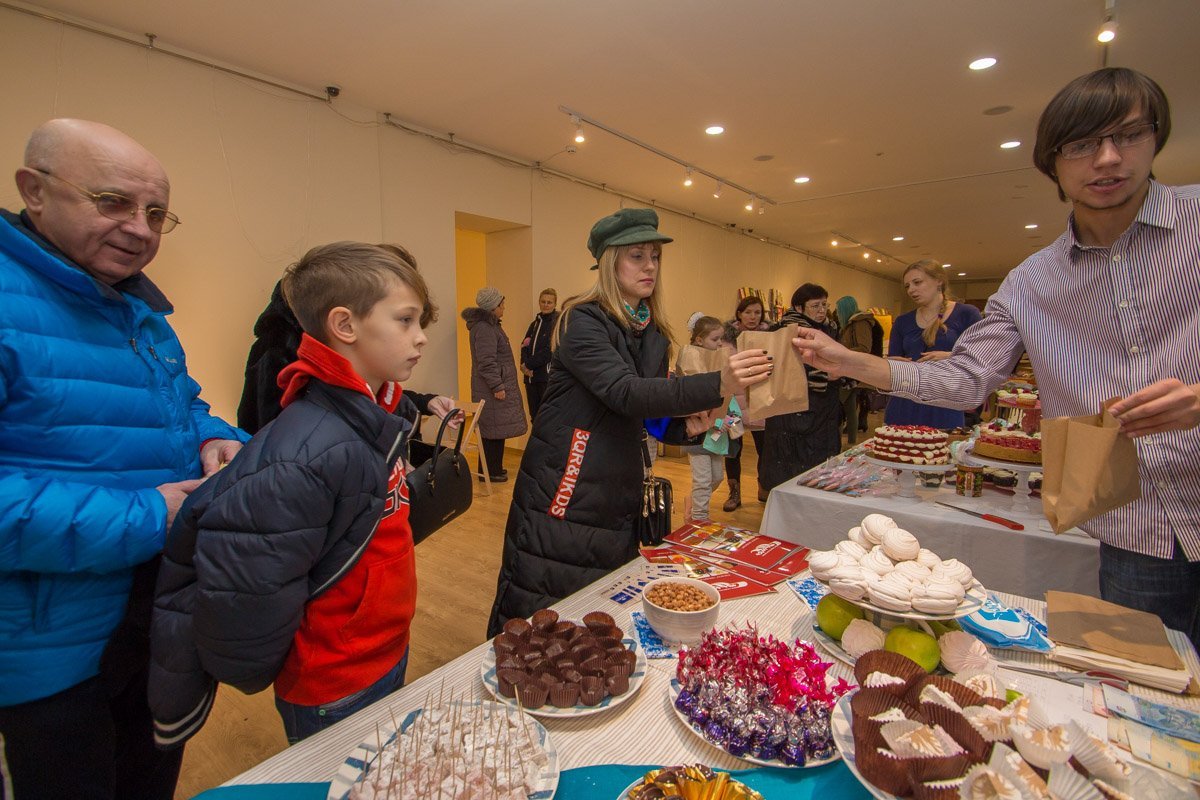 Дети глазели на сладости Дети глазели на сладости