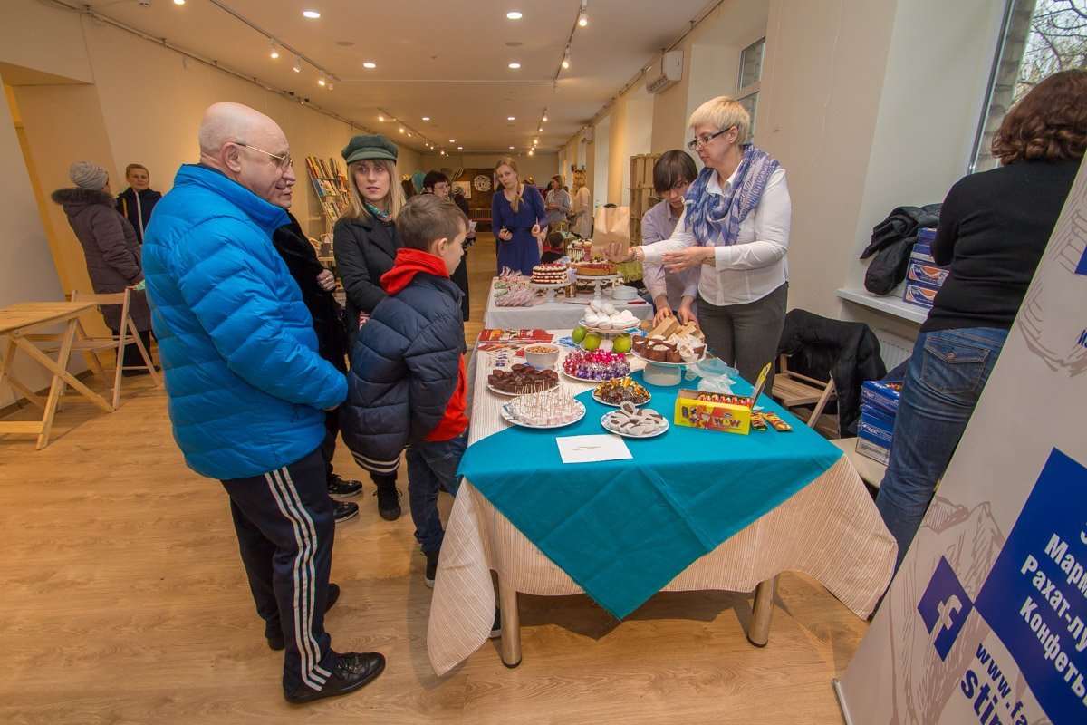 Посетители могли продегустировать понравившийся им продукт Посетители могли продегустировать понравившийся им продукт