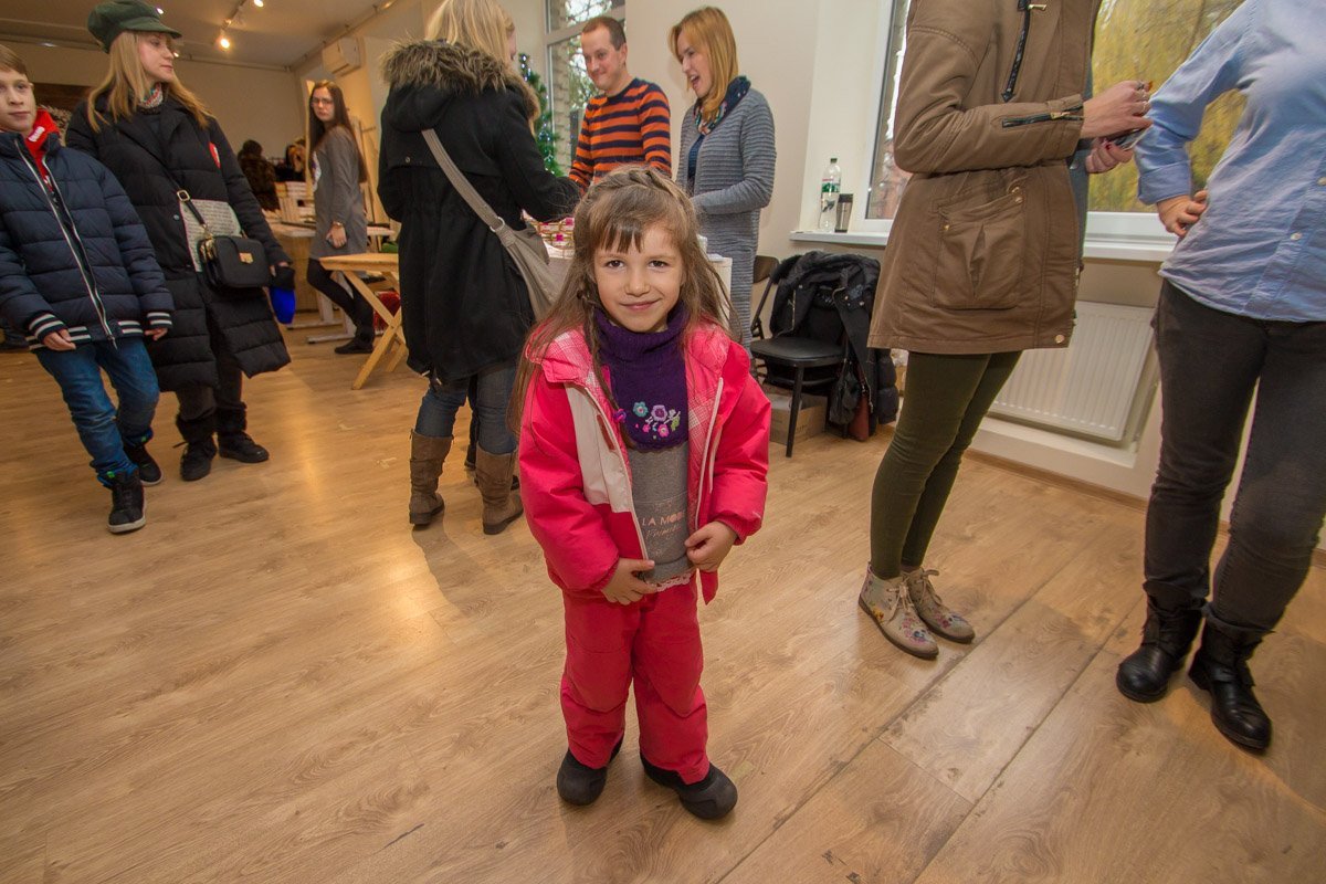 Малыши носятся по музею в поисках сладостей Малыши носятся по музею в поисках сладостей