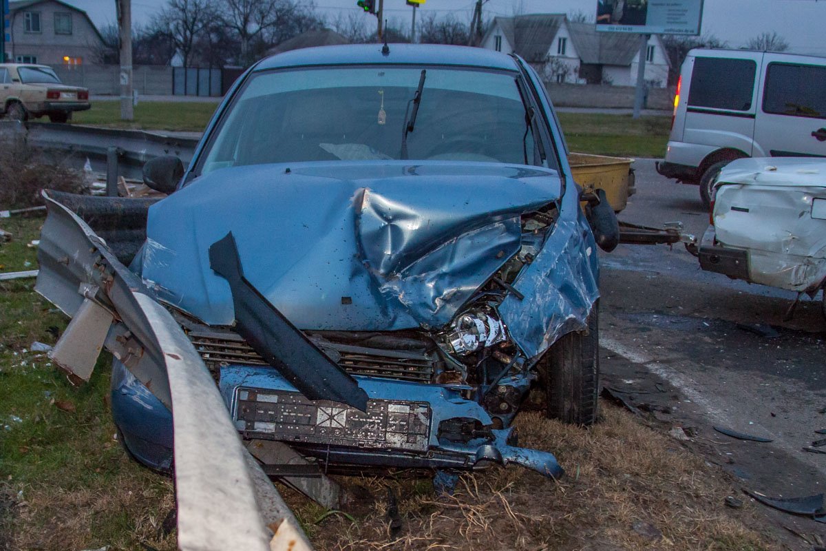 Водитель Lada Kalina получил перелом носа