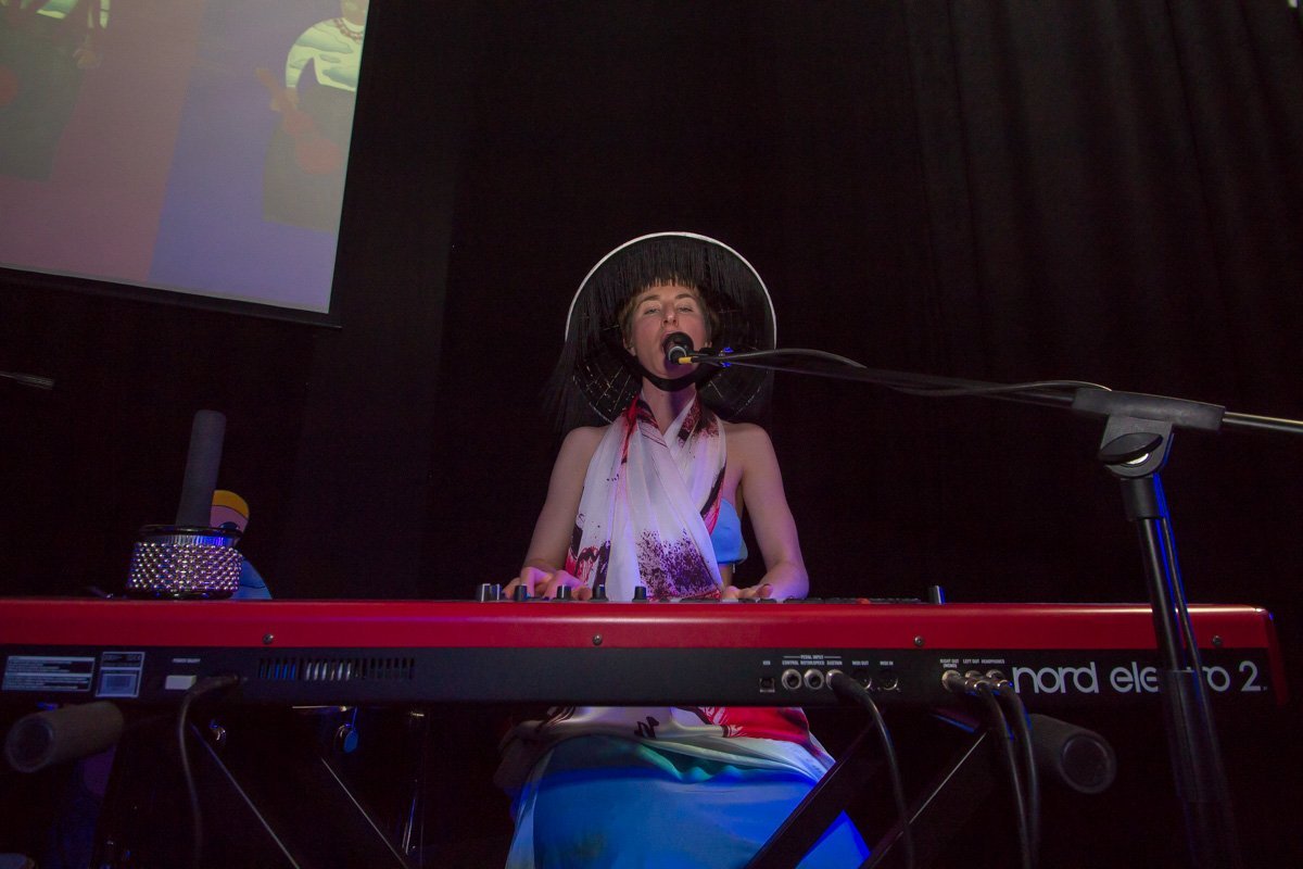 Девушки поражали своей игрой на многих инструментах