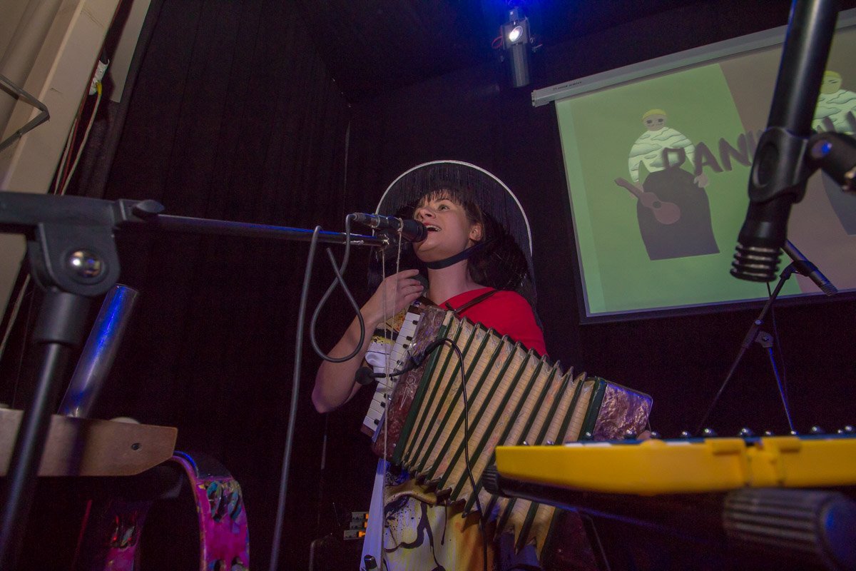 Смена музыкальных инструментов происходила прямо во время выступления