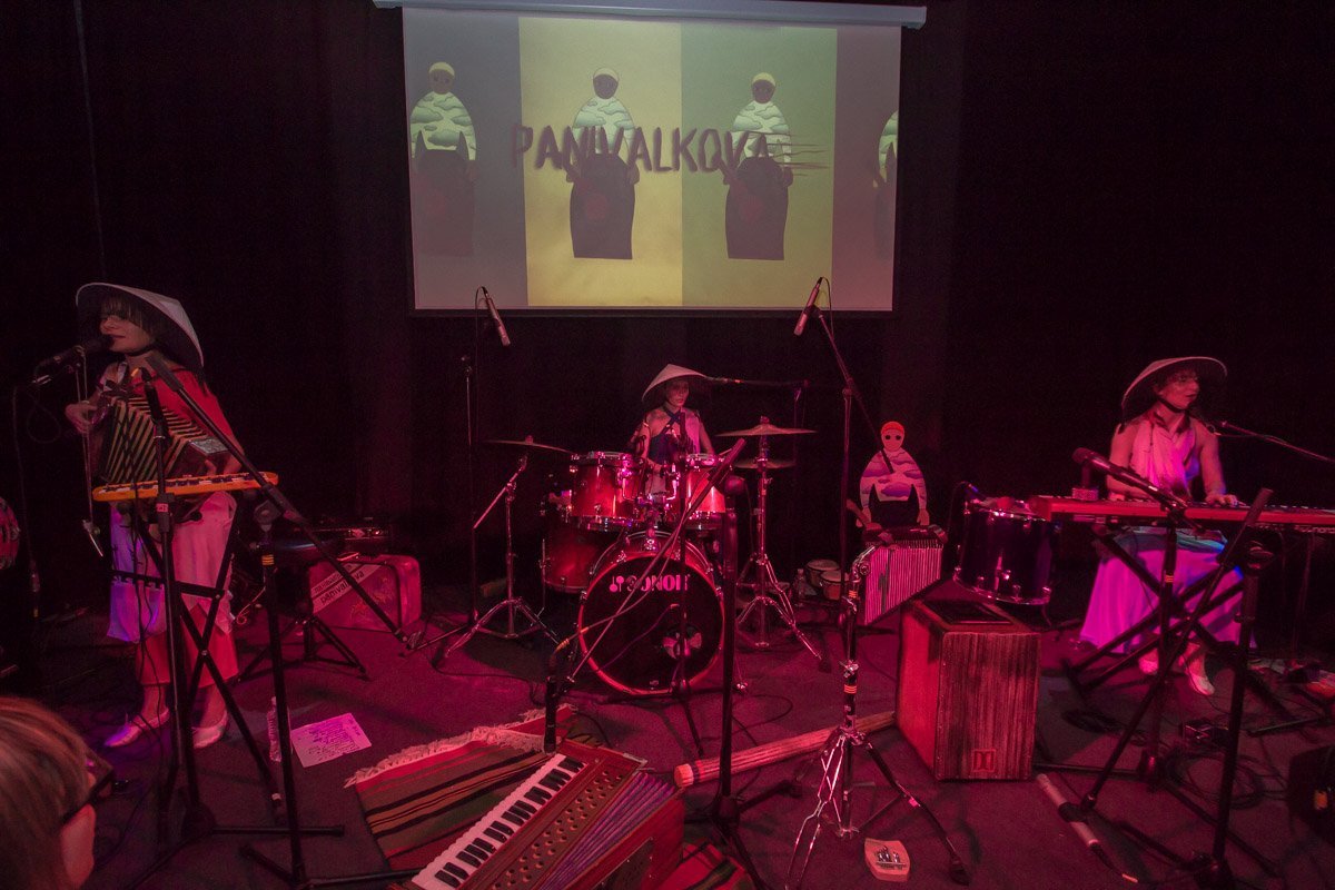 Музыкальное трио делает волшебство