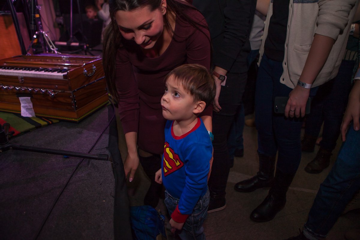 Ребенок под гипнозом музыки