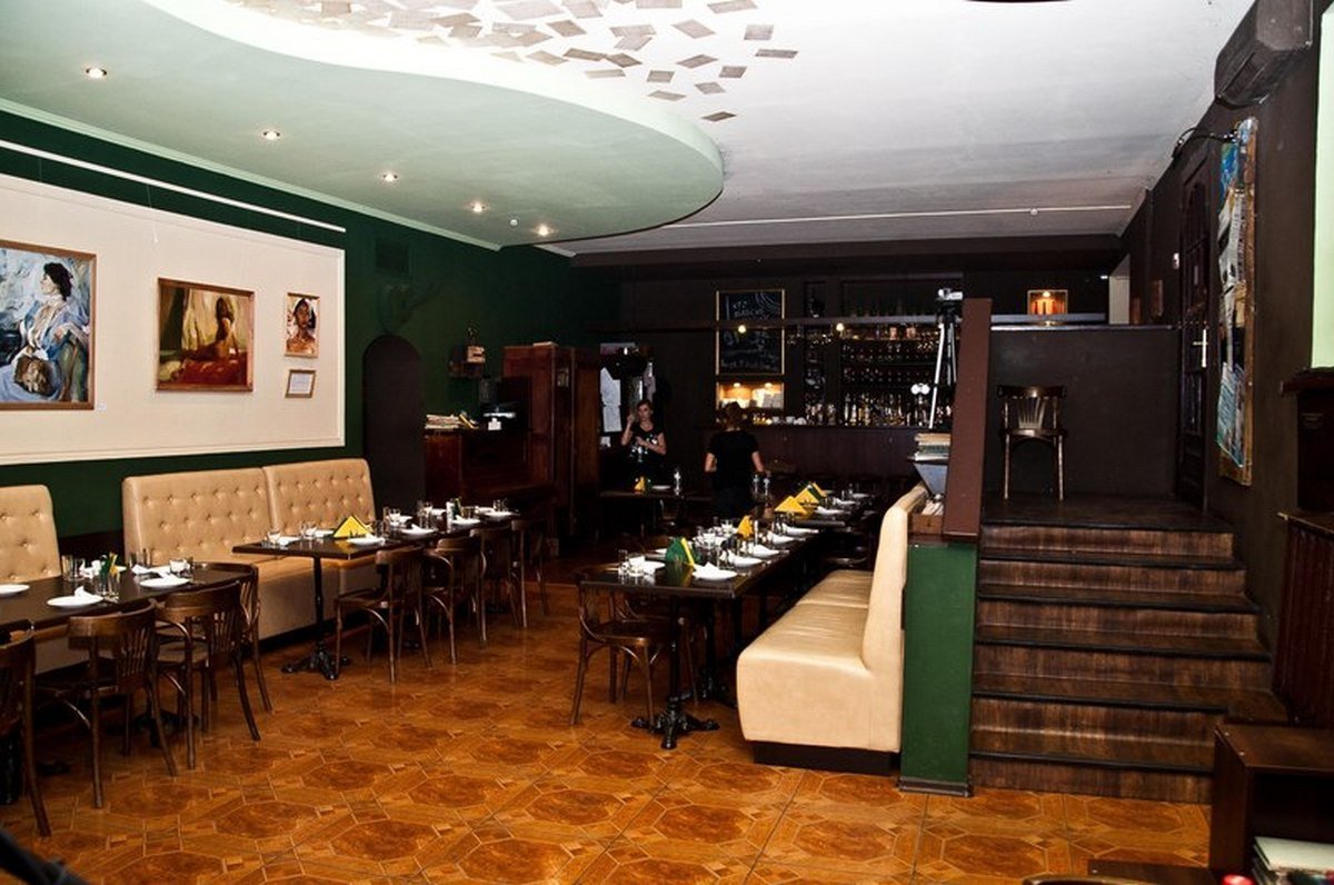 Шикарный бар, отличное меню... И уборная в шкафу