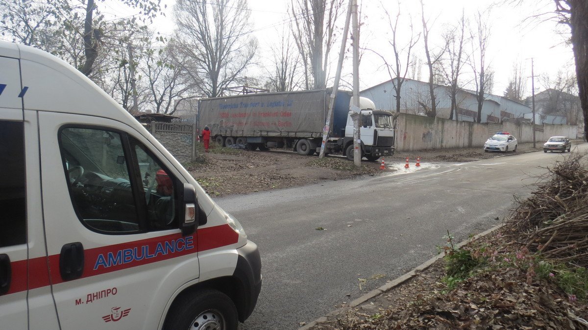 На место происшествия прибыли медики и патрульные На место происшествия прибыли медики и патрульные