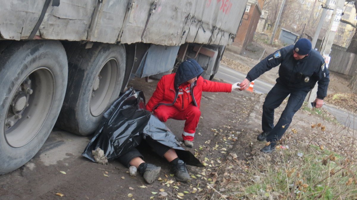Медицинская служба и патрульная полиция в ожидании следователя Медицинская служба и патрульная полиция в ожидании следователя
