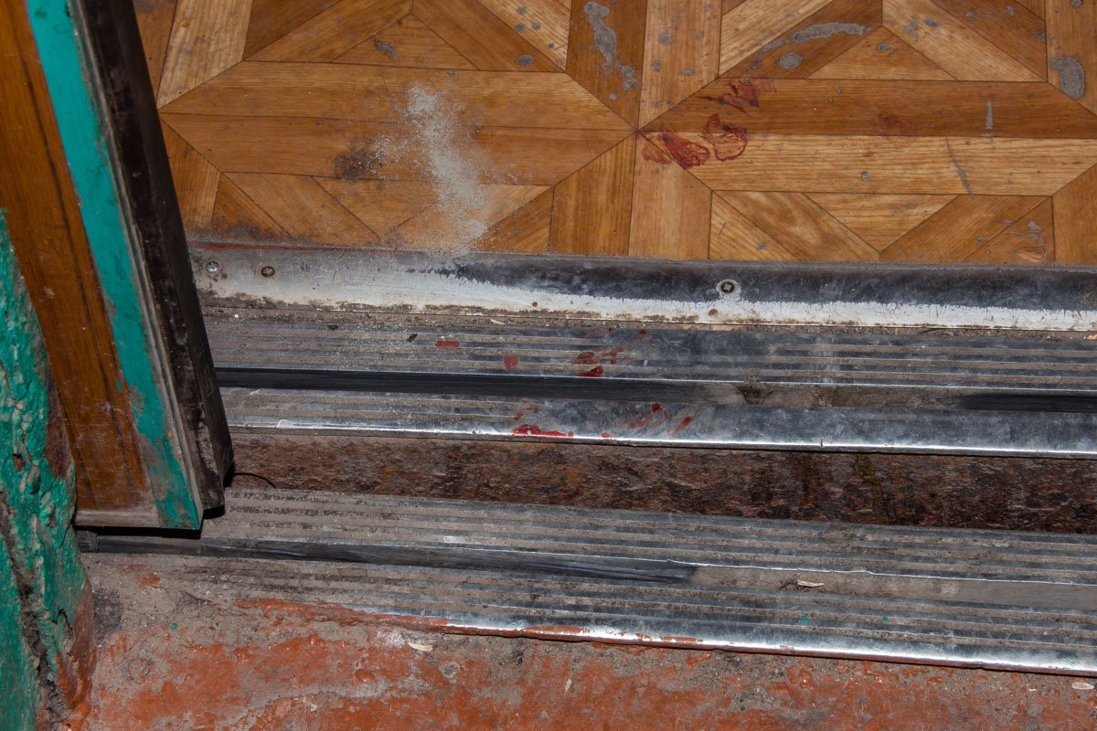 В Днепре на жилмассиве Тополь-2 мужчину убили ножом в подъезде 2