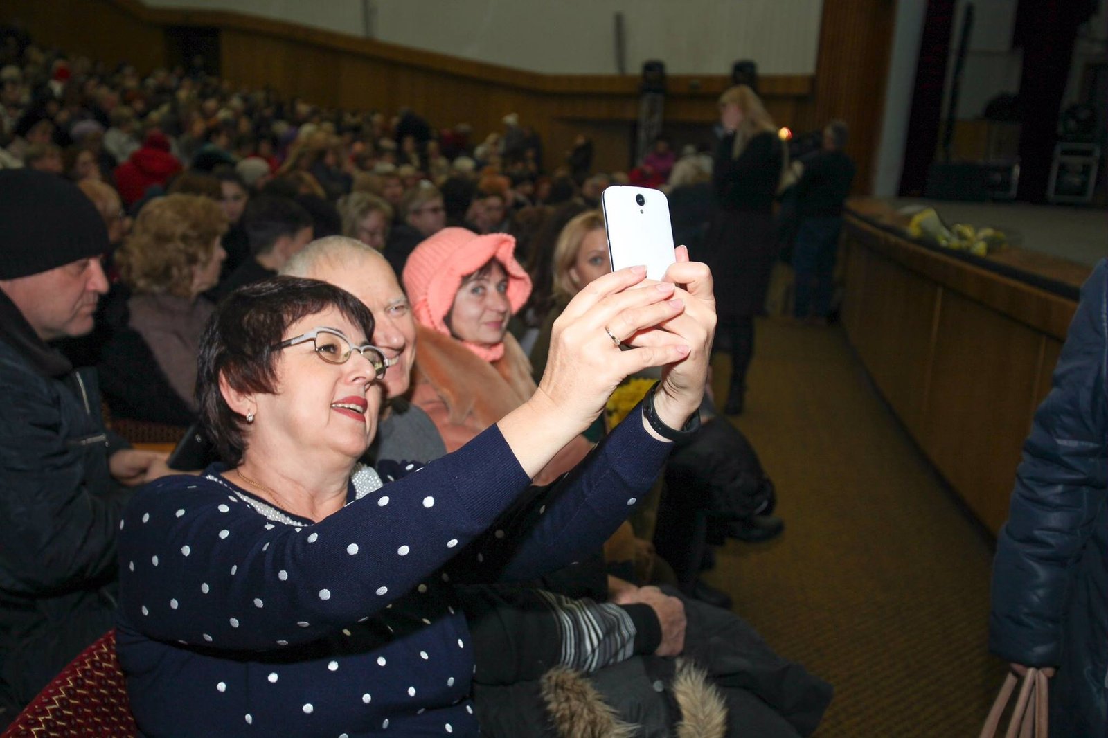 Традиционное "селфи" будет долго напоминать о вечере, проведенном в компании народной артистки Традиционное "селфи" будет долго напоминать о вечере, проведенном в компании народной артистки
