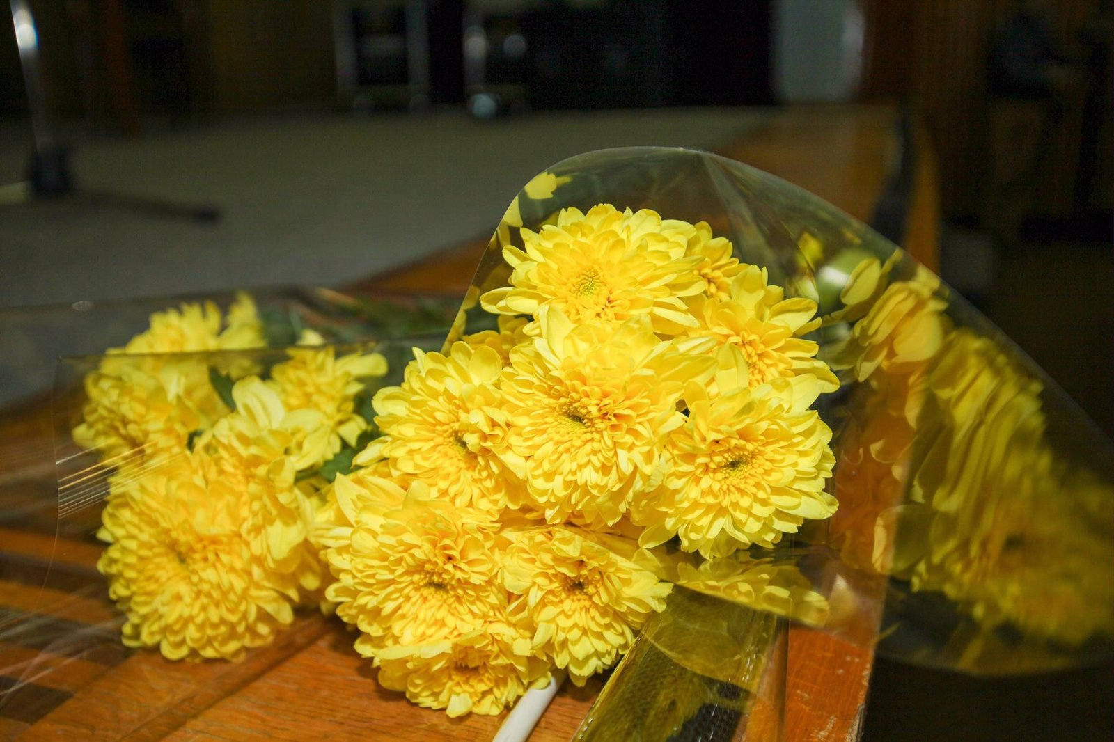 Никогда не надо слушать, что говорят цветы. Надо просто смотреть на них и дышать их ароматом Никогда не надо слушать, что говорят цветы. Надо просто смотреть на них и дышать их ароматом