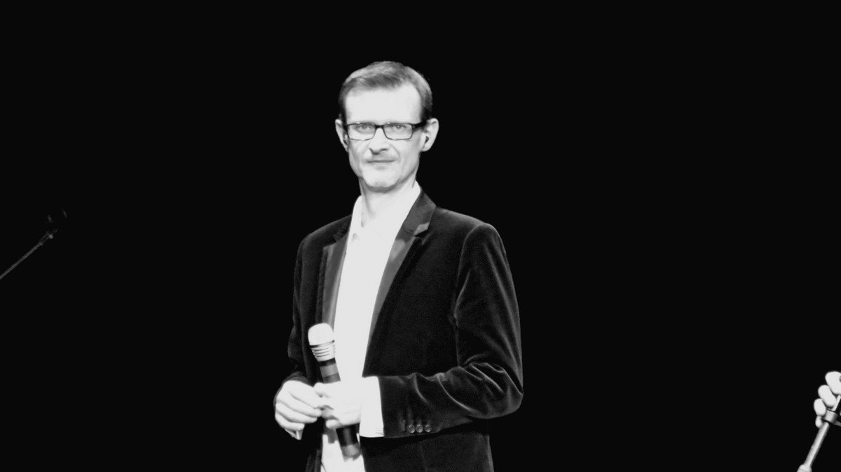 Богдан Богач, бас: самый стройный солист группы имеет самый низкий голос Богдан Богач, бас: самый стройный солист группы имеет самый низкий голос