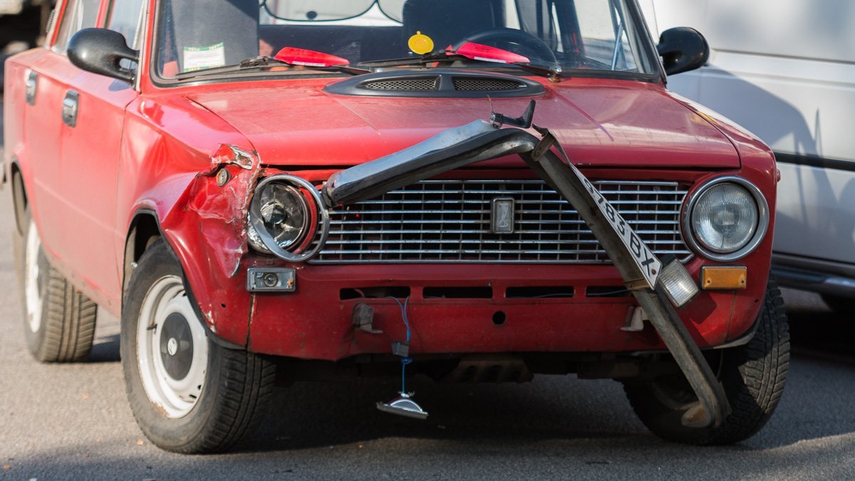 Повреждение передней части Жигулей Повреждение передней части Жигулей