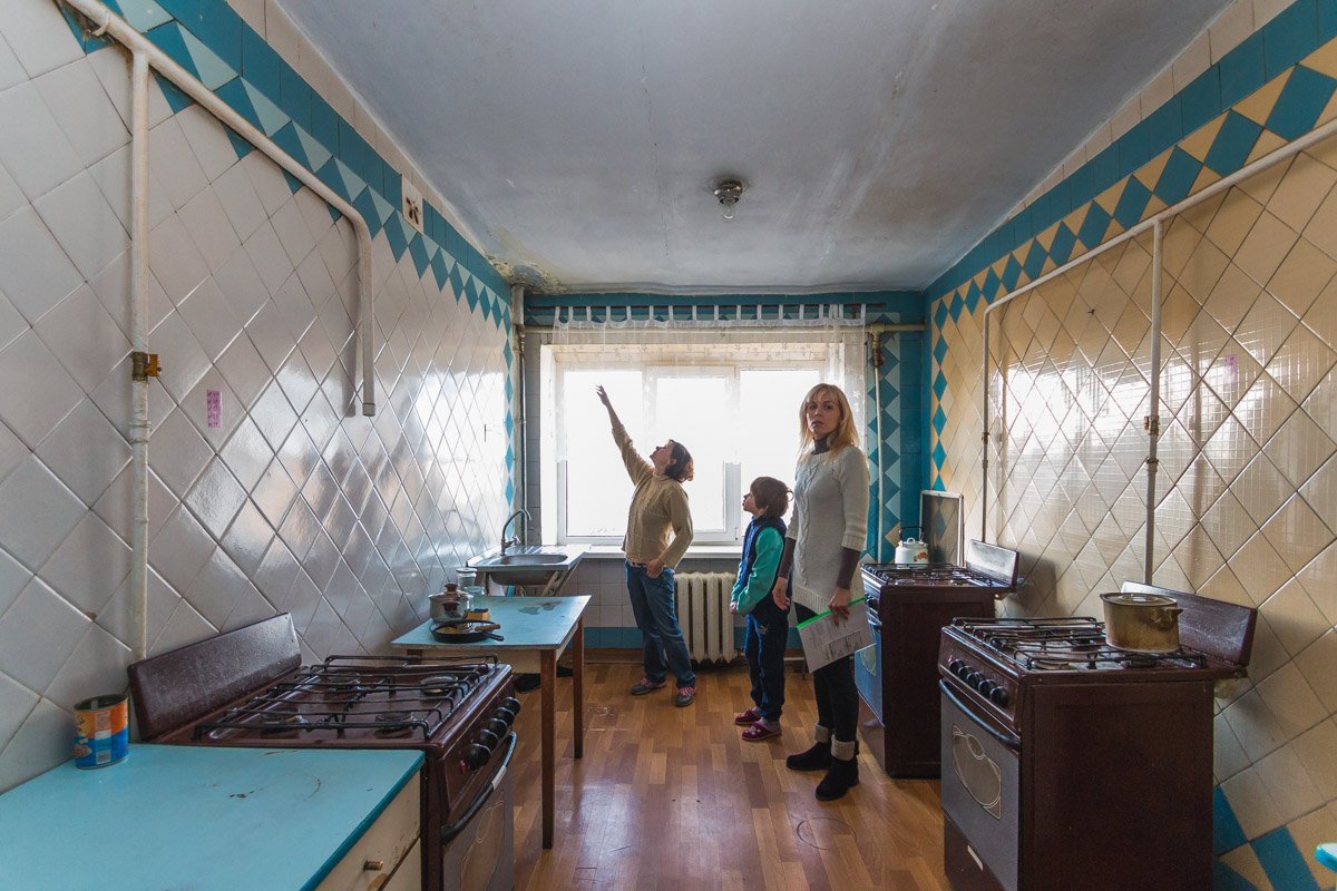 На одной из кухонь видны "подтеки" и плесень На одной из кухонь видны "подтеки" и плесень