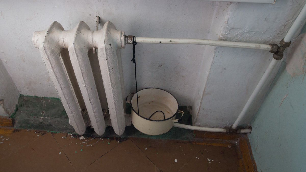 На просьбу отремонтировать батарею, которая течет, руководство общежития не отреагировало. Жильцам пришлось подставить кастрюлю На просьбу отремонтировать батарею, которая течет, руководство общежития не отреагировало. Жильцам пришлось подставить кастрюлю