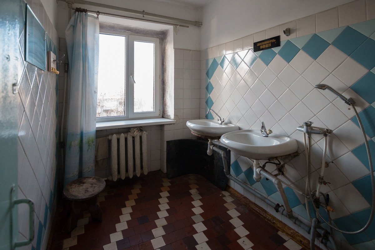 В ванной почти не греют батареи, в помещении сыро и много плесени В ванной почти не греют батареи, в помещении сыро и много плесени