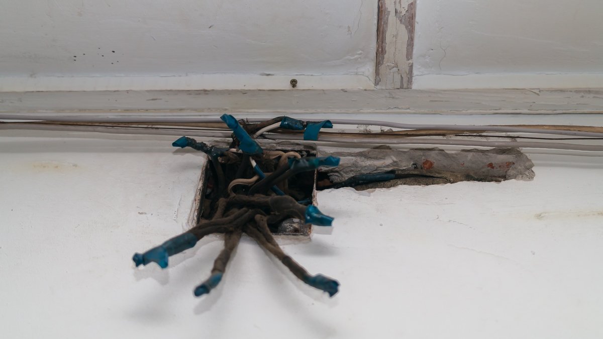 Три года назад Валентине отключили свет за неуплату, однако даже после погашения долга свет ей не подключили Три года назад Валентине отключили свет за неуплату, однако даже после погашения долга свет ей не подключили