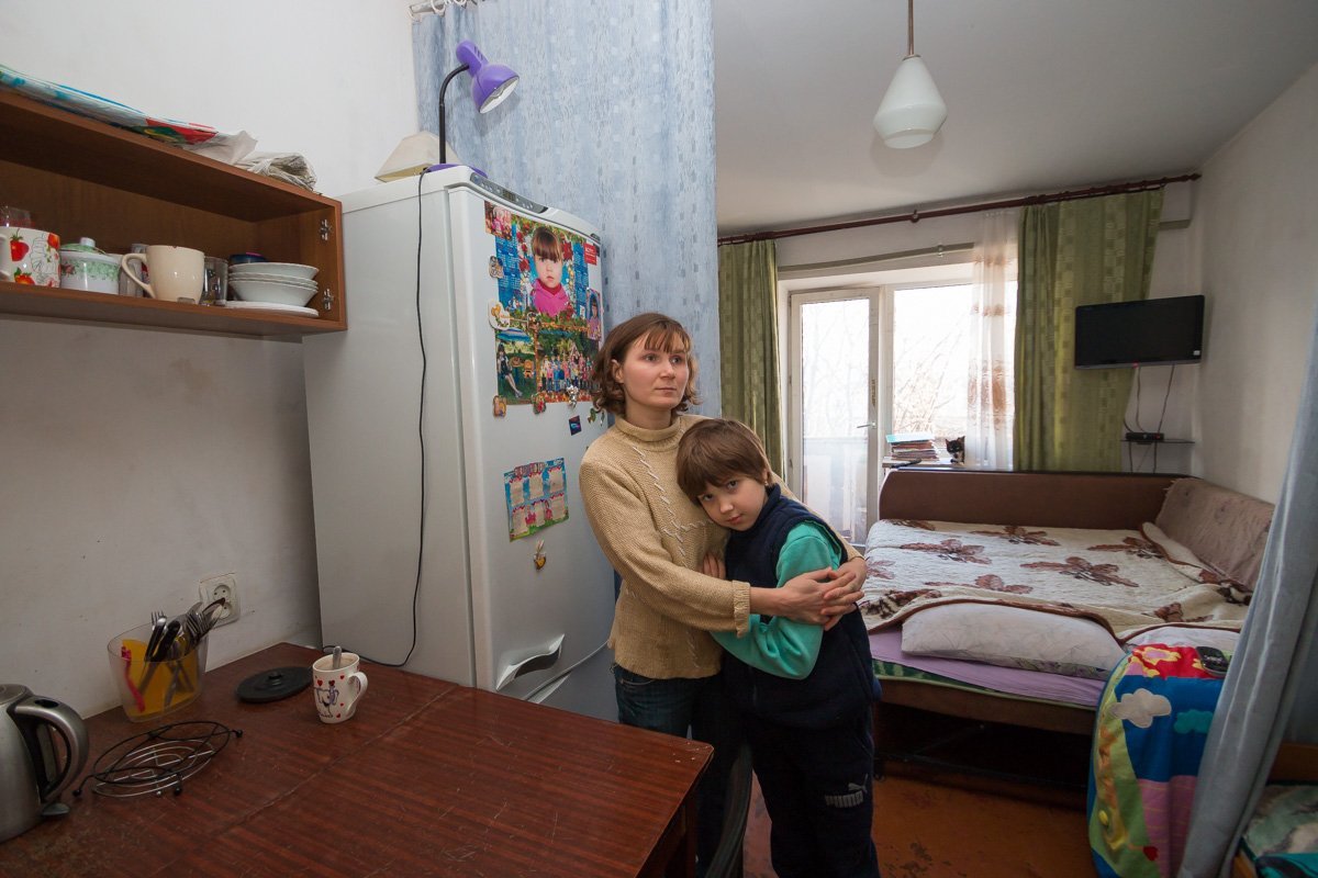 Комнату Валентины освещает только одна настольная лампа Комнату Валентины освещает только одна настольная лампа