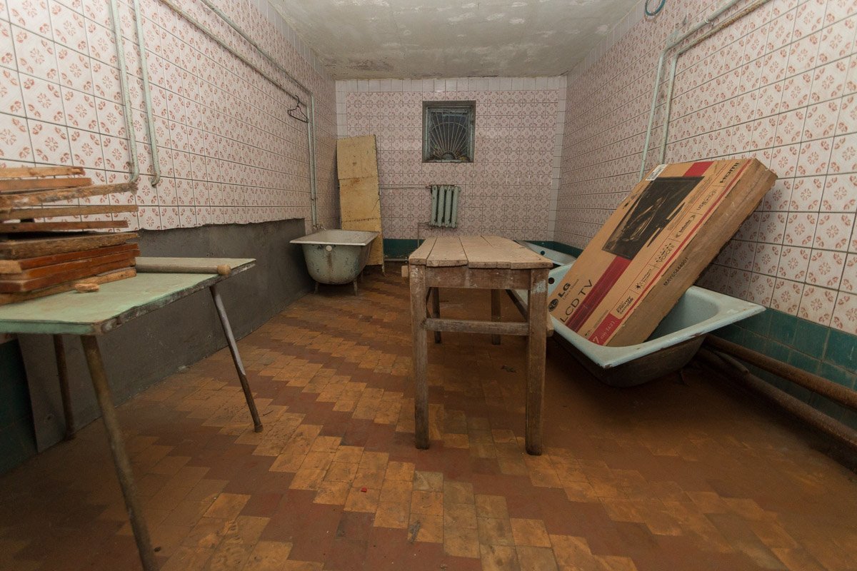 В этой ванной не делали ремонт более 10 лет В этой ванной не делали ремонт более 10 лет