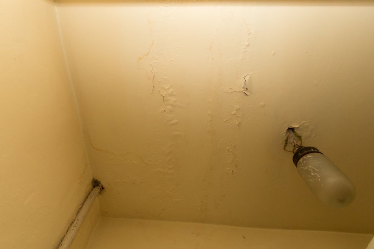 В одном из туалетов общежития текут трубы В одном из туалетов общежития текут трубы