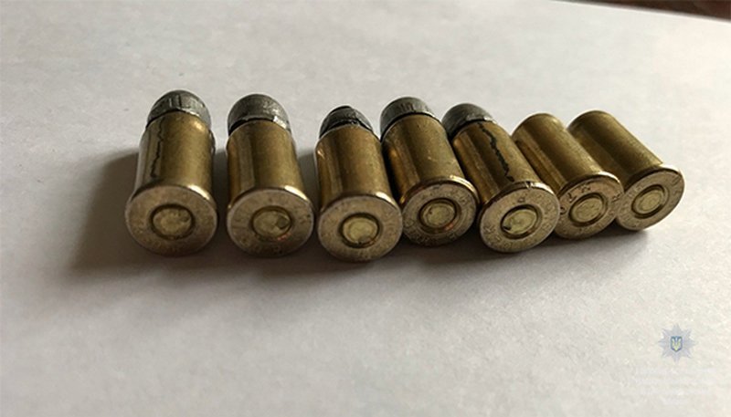 Мужчина показал полицейским пистолет с 7 патронами