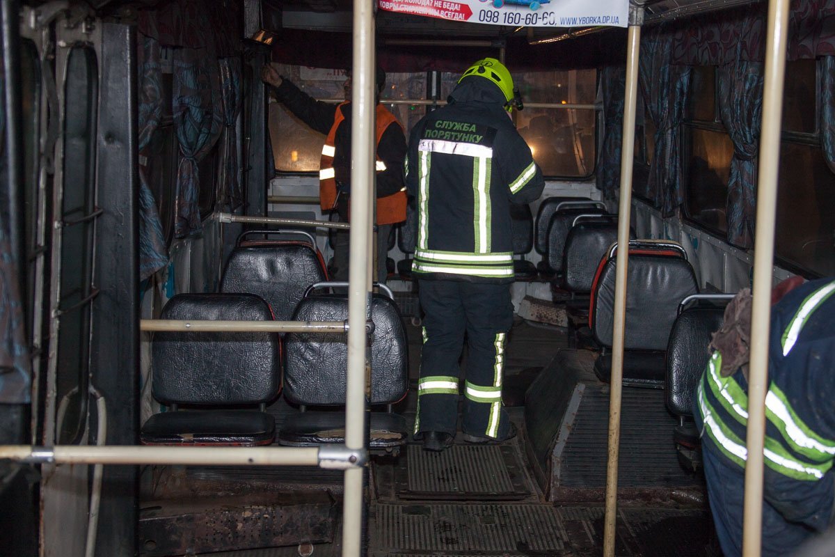 Водитель троллейбуса остановилась на зеленый свет, как почувствовала дым