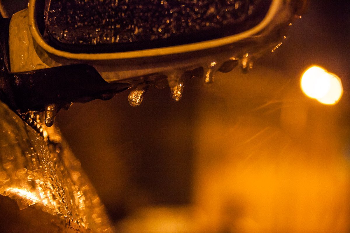 Обледенелые машины всю ночь стояли в ожидании своих хозяев