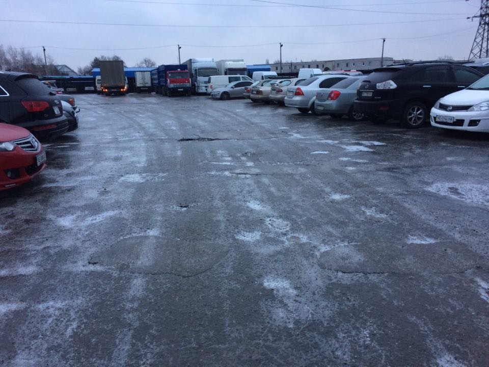 Уже утром влажный асфальт превратился в настоящий каток