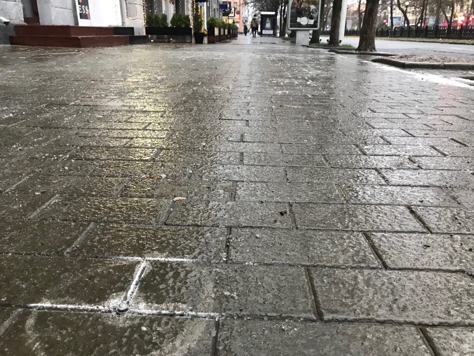 Дороги Днепра сплошь и полностью покрыты ледяной коркой