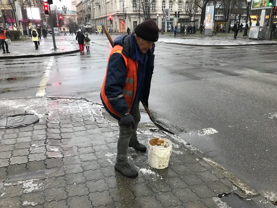 Оперативные работники коммунальных служб посыпают дорожки