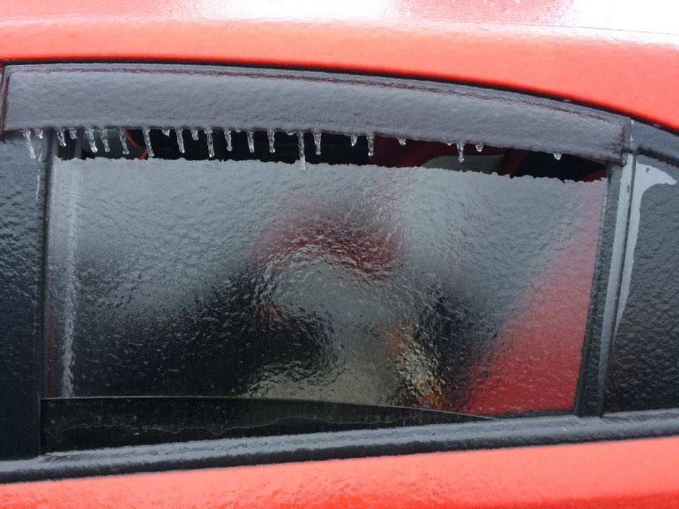 Вы ведь всегда хотели разбить этот лед рукой, не обманывайте