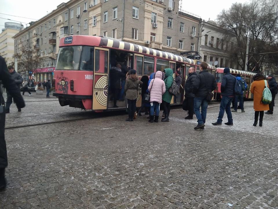 Люди не хотят идти пешком и пытаются влезть в переполненный трамвай