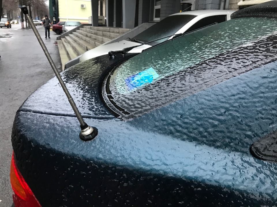 Автомобили покрыты толстой коркой льда