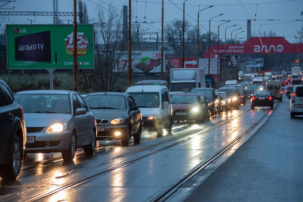 В результате аварии Старый мост стоит в пробке в обе стороны В результате аварии Старый мост стоит в пробке в обе стороны