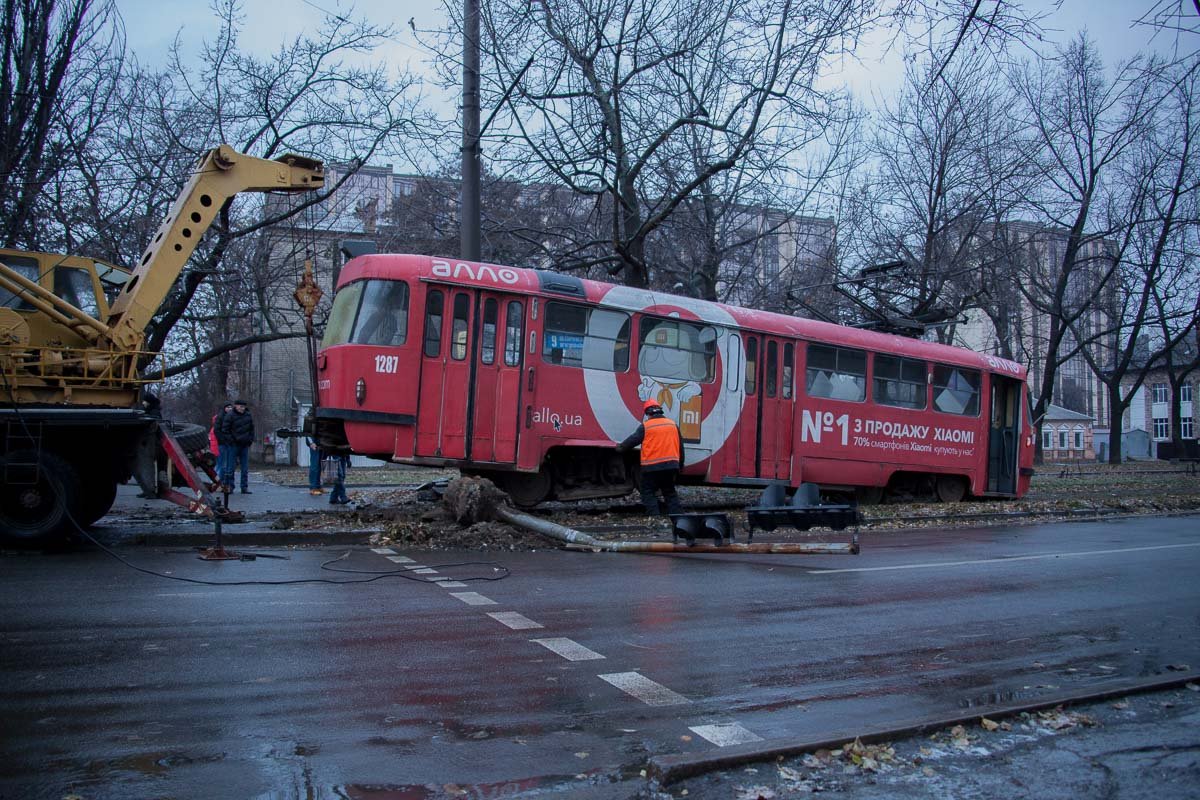 Кузов электротранспорта развернуло поперек трамвайных путей. Кузов электротранспорта развернуло поперек трамвайных путей.