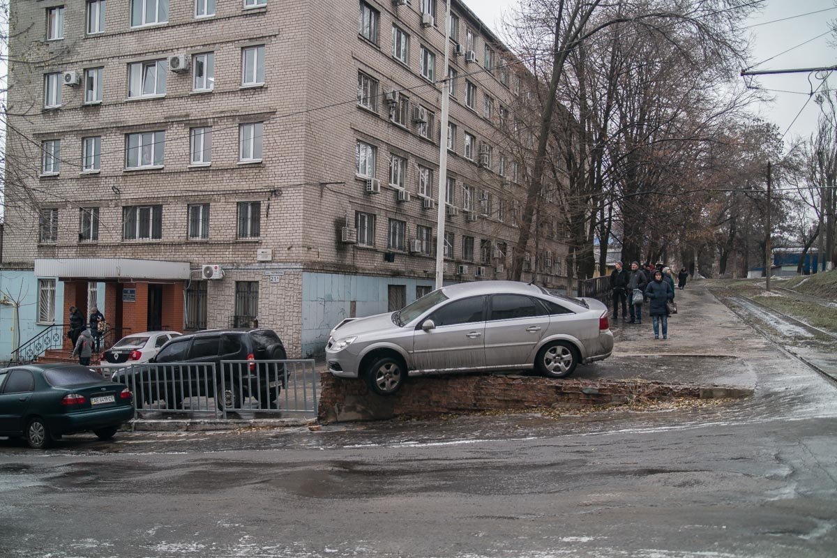 Мастерство парковки не вызвало у окружающих каких-либо эмоций Мастерство парковки не вызвало у окружающих каких-либо эмоций