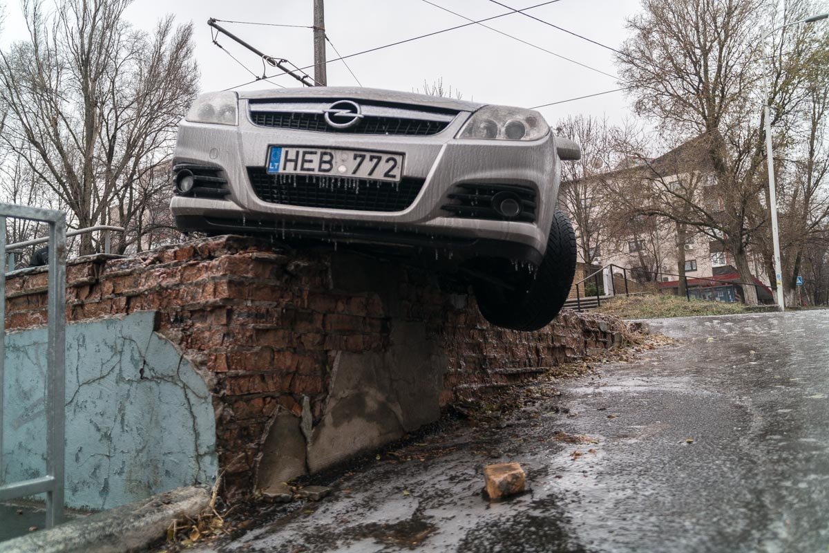 Передняя часть автомобиля вылетела с парапета Передняя часть автомобиля вылетела с парапета