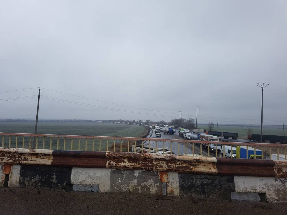 Фуры припаркованы возле обочины