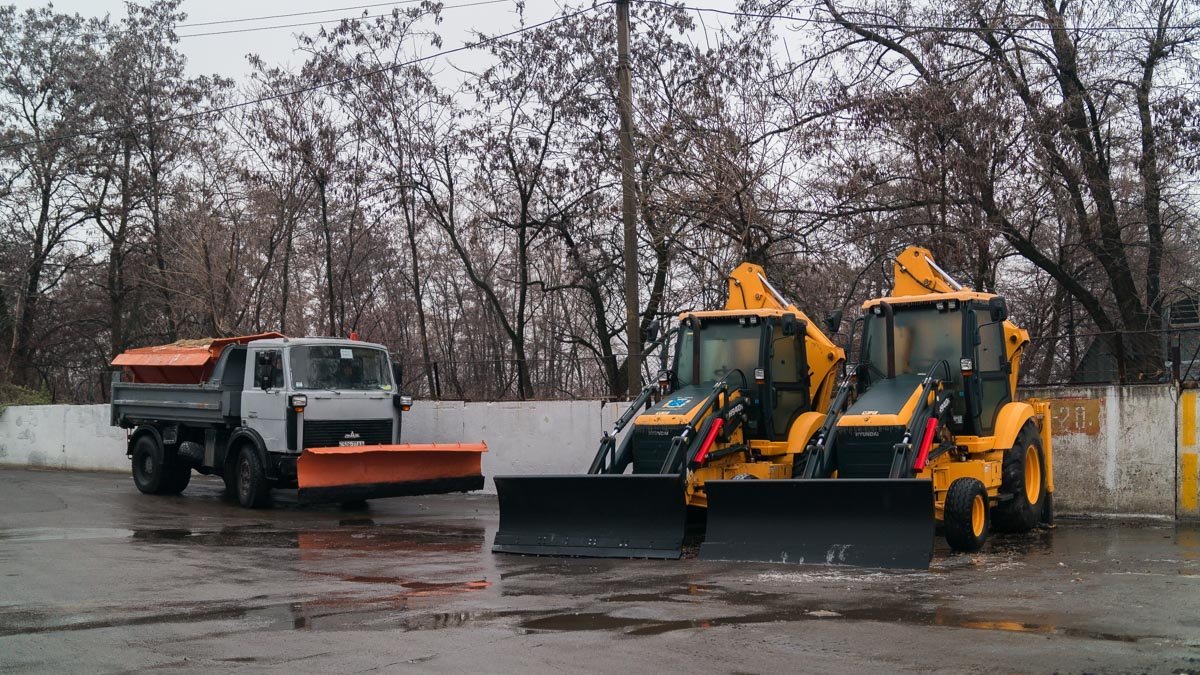 В Днепре задействовали 40 песко-и солеразбрасывающих автомашин и 8 погрузчиков В Днепре задействовали 40 песко-и солеразбрасывающих автомашин и 8 погрузчиков