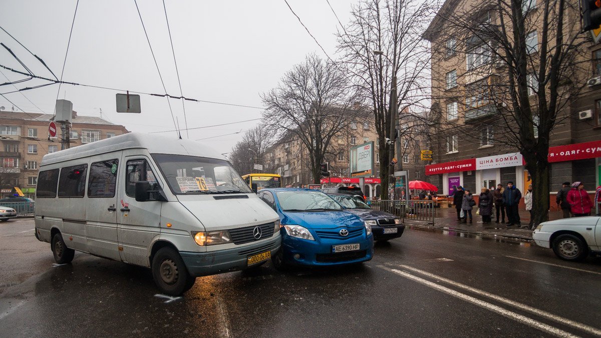Водитель 76-й маршрутки поворачивал с проспекта Александра Поля Водитель 76-й маршрутки поворачивал с проспекта Александра Поля
