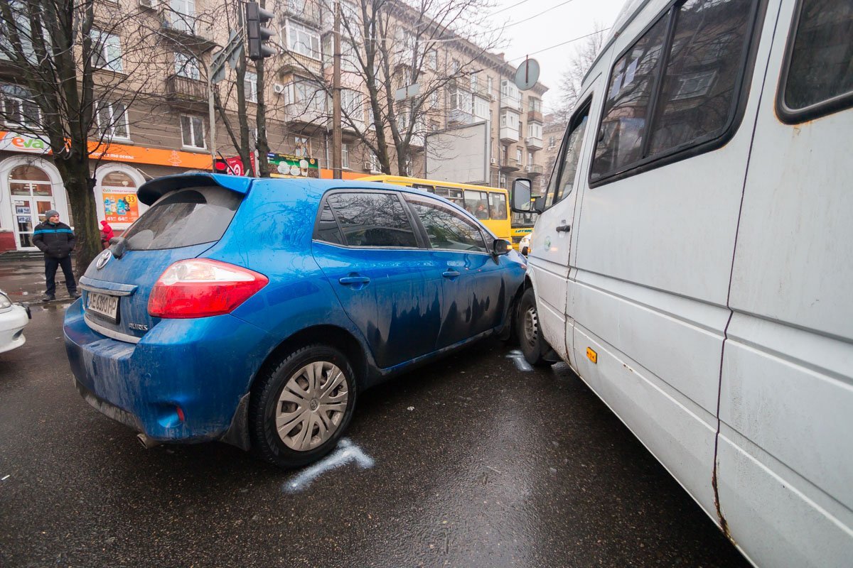 Маршрутка врезалась в крыло автомобиля Маршрутка врезалась в крыло автомобиля