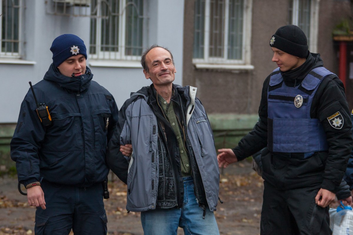 Мужчина очень хотел внимания объектива Мужчина очень хотел внимания объектива