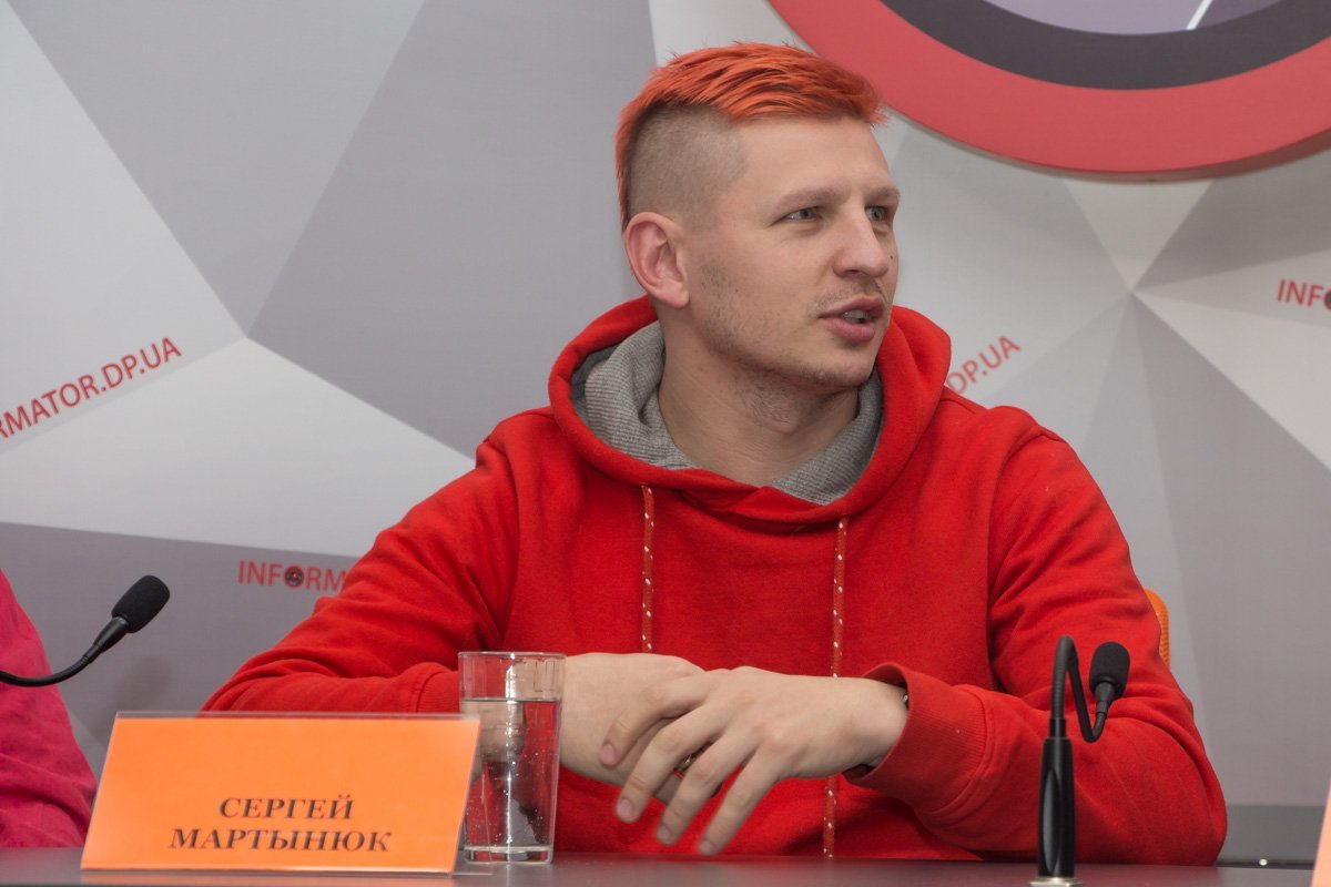 Сергей Мартынюк отвечает в группе "Фиолет" за вокал и тексты