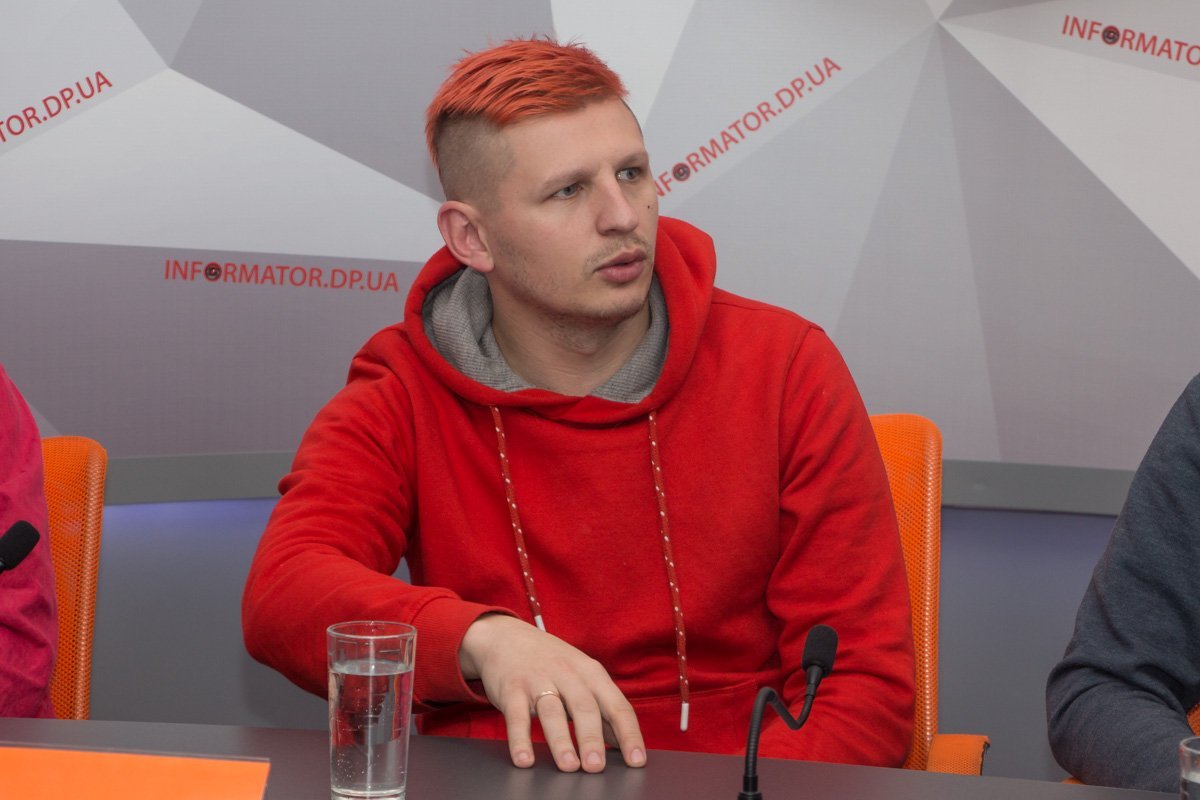 Рок-музыка для лидера группы началась с отчима, который, придя с работы, ставил Queen