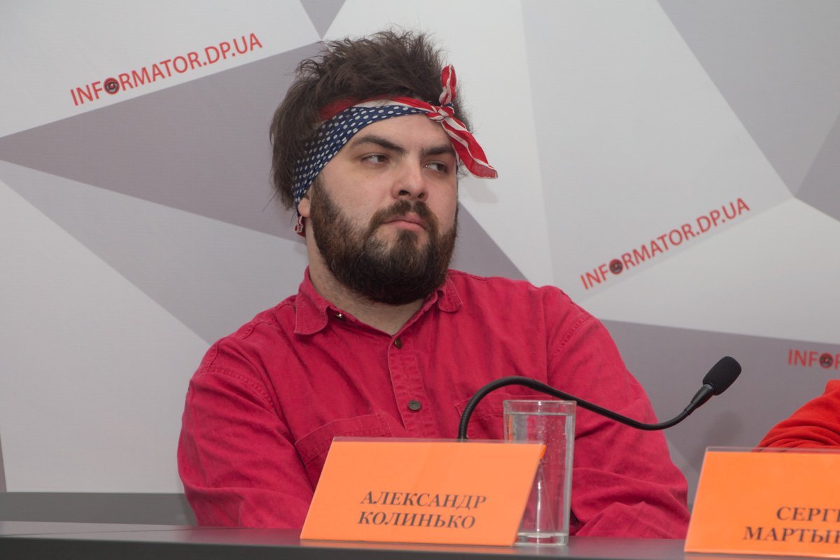 Александр Колинько - самый ключевой музыкант группы. Он играет на басс-гитаре.